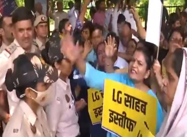 दिल्ली: खुले नाले में गिरकर माँ-बेटे की मौत, LG का इस्तीफा मांगने उनके दफ्तर पहुंची सत्ताधारी AAP