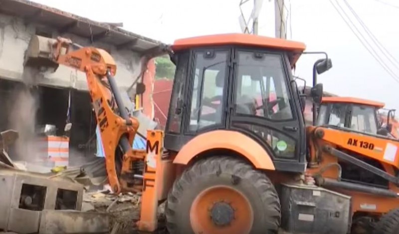 हिंसा के बाद नूंह में फिर चला बुलडोजर, तोड़ी गईं अवैध दुकानें