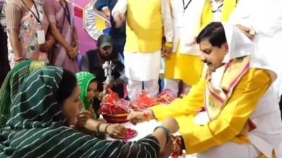 लाडली बहनों संग मुख्यमंत्री मोहन यादव ने मनाया रक्षाबंधन, महिलाओं को दिए उपहार