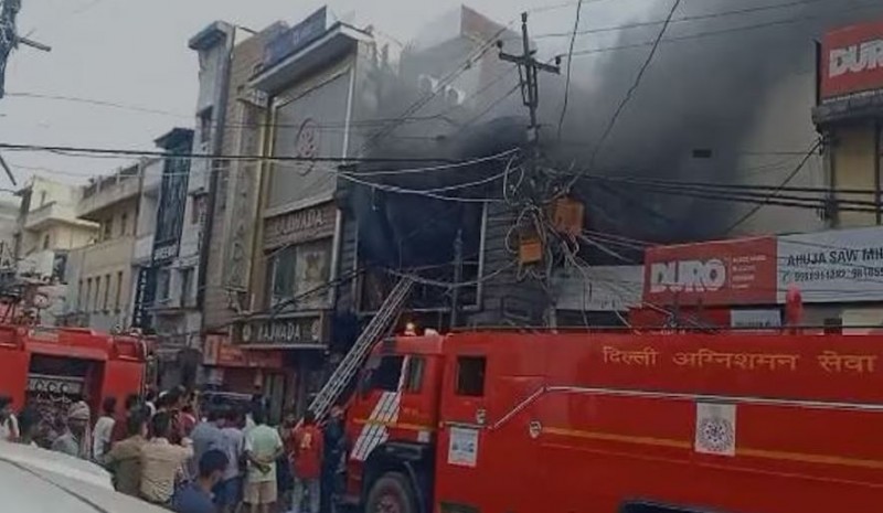 दिल्ली के लकड़ी के गोदाम में लगी भयंकर आग, मची अफरातफरी