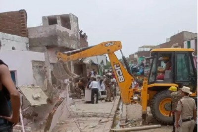 मथुरा में जमकर गरजा बुलडोज़र, नई बस्ती के 100 मकानों को रेलवे की जमीन से हटाया गया