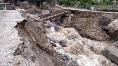 हिमाचल में 5 जगहों पर बादल फटने से मची तबाही, जनजीवन अस्त-व्यस्त