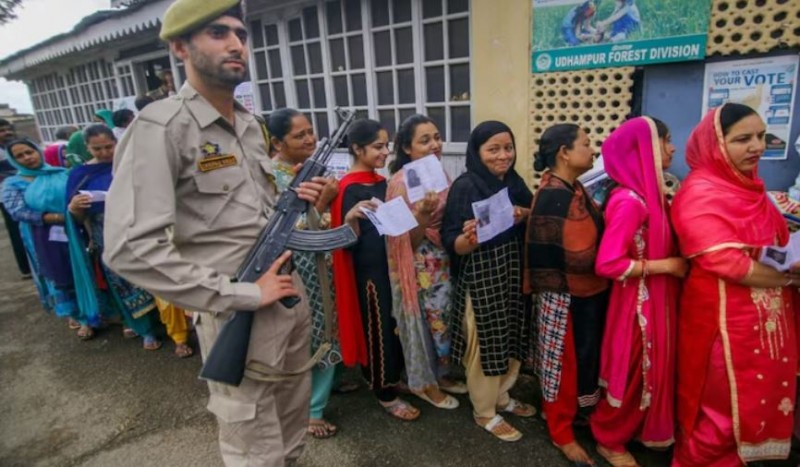 370 हटने के बाद जम्मू कश्मीर का पहला चुनाव, सीटें बढ़ीं, नियम बदले, जानिए क्या है आज का समीकरण