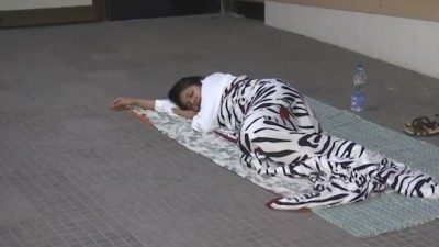 दिल्ली रेप: अस्पताल के फर्श पर सोती नज़र आईं स्वाति मालीवाल, पुलिस पर लगाया गुंडागर्दी का आरोप