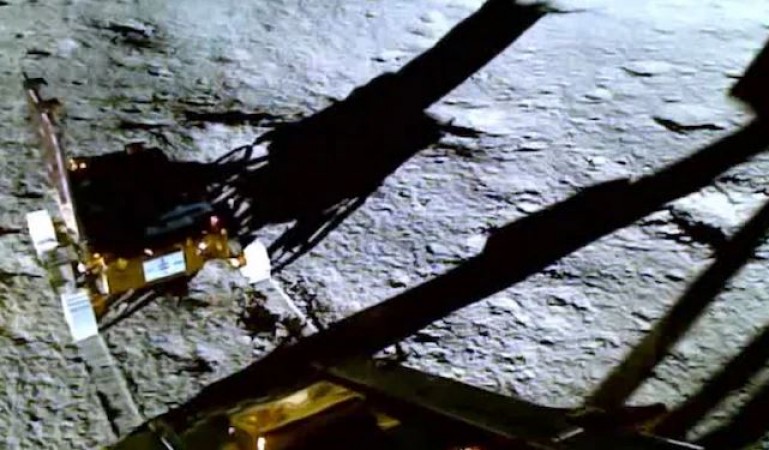 कैसी दिखती है चंद्रमा की सतह ? चंद्रयान-3 के प्रज्ञान रोवर से सामने आया पहला Video
