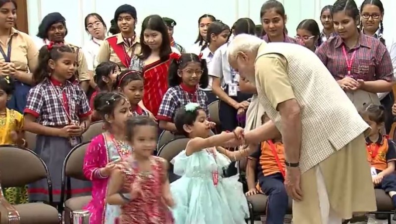स्कूली बच्चों के साथ PM मोदी ने मनाया रक्षाबंधन, बोले- 'ये प्रथा यूं ही सदैव बनी रहे'
