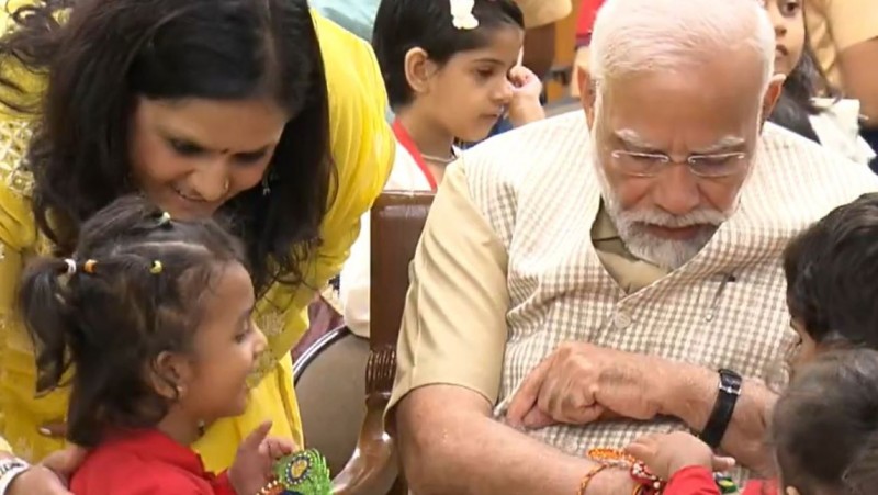 'मोदी जी आपके कारण हम चांद पर पहुंचे', PM मोदी से बोली छोटी बच्ची