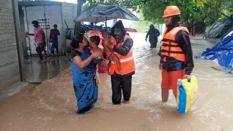 चक्रवात फेंगल से तमिलनाडु में मची तबाही, बारिश और भूस्खलन में कई लोग फंसे