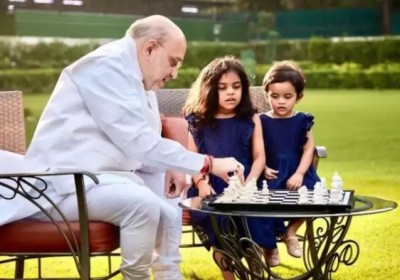 नन्ही पोतियों को 'शतरंज' के गुर सिखाते नज़र आए भाजपा के चाणक्य, लिखा- हमेशा बेहतर की तलाश करें