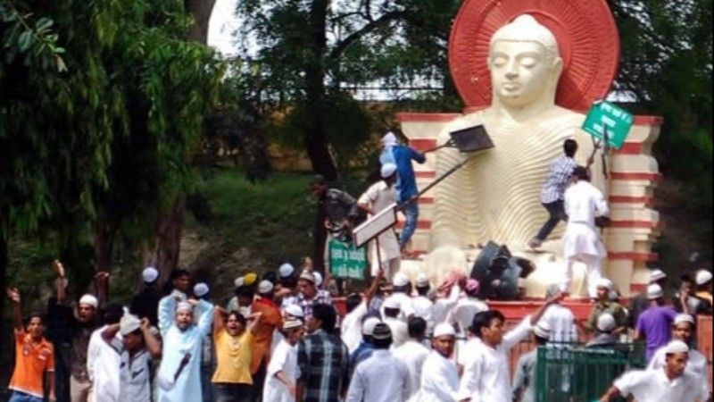 नमाज़ पढ़कर निकली भीड़ ने तोड़ी बुद्ध-महावीर की मूर्तियां, सरकार बोली- मनोरंजन के लिए थी..