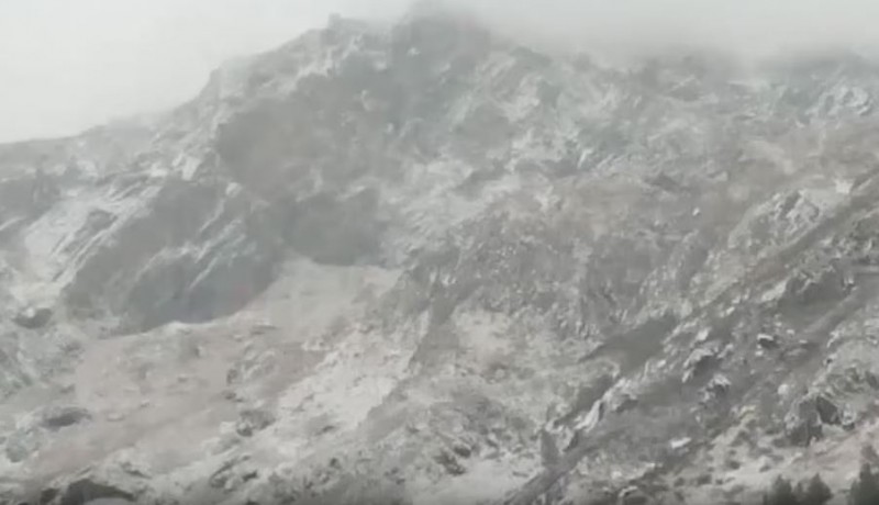 कश्मीर से चमोली तक हो रही भारी बर्फबारी, पहाड़ी इलाकों में दिखा अद्भुत दृश्य