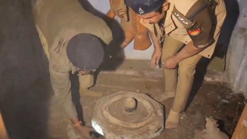 सपा-सांसद जियाउर रहमान के घर के पास मिला शिव मंदिर, 48 सालों से था बंद