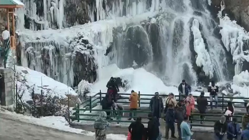 ऐसी ठंड कि, बहता हुआ झरना तक जम गया...! कश्मीर में उमड़ी पर्यटकों की भीड़