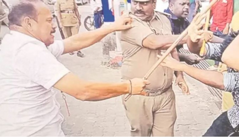 केरल सीएम पिनाराई विजयन की यात्रा में फिर मचा बवाल, कांग्रेस कार्यकर्ताओं को सुरक्षाकर्मियों ने बुरी तरह पीटा