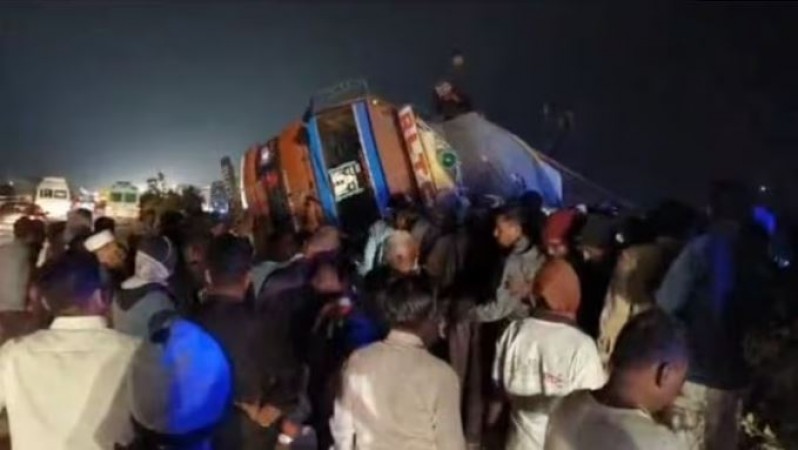नासिक-पुणे हाईवे पर दुखद हादसा, ट्रक और कार की टक्कर में 4 लोगों की मौत, एक घायल