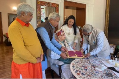 राम मंदिर आंदोलन के पुरोधा आडवाणी के घर पहुंचे VHP नेता, दिया अयोध्या आने का निमंत्रण, पूर्व पीएम देवेगौड़ा को भी न्योता