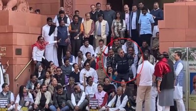 संसद के बाहर TMC सांसद ने उड़ाया उपराष्ट्रपति का मज़ाक, Video बनाते रहे राहुल गांधी, गूंजे विपक्षी सांसदों के ठहाके