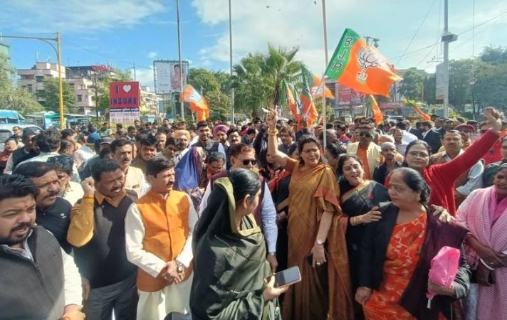 इंदौर तक पहुंची जगदीप धनखड़ के मिमिक्री विवाद की 'आग', BJP ने किया प्रदर्शन