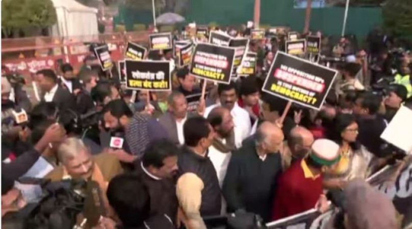 'लोकतंत्र की हत्या..', 143 सांसदों के निलंबन पर विपक्ष का विरोध मार्च, खड़गे ने केंद्र पर लगाए गंभीर इल्जाम