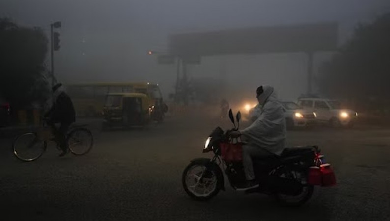 delhis airline services affected due to dense fog many trains also delayed