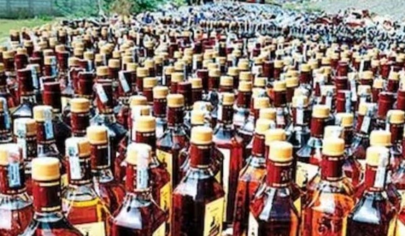 पुलिस ने मारा BJP नेता के मुर्गी फार्म पर छापा, बरामद हुई अवैध शराब की 14 हजार बोतलें