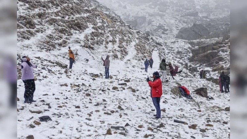 इस नए साल में बर्फ़बारी से होगा पर्यटकों का स्वागत, पहाड़ों पर बिछी सफ़ेद चादर