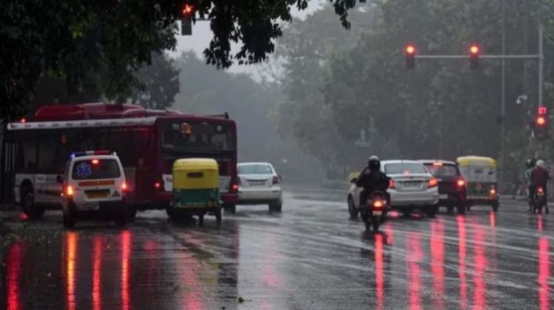 दिल्ली में आज बारिश के आसार, हिमाचल में भारी बर्फ़बारी से सड़कें बंद