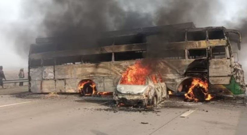 यमुना एक्सप्रेसवे पर दर्दनाक हादसा, बस से टकराकर आग का गोला बनी कार, 5 लोगों की जलकर मौत