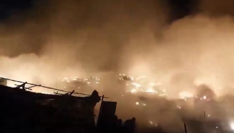 आधी रात को दिल्ली के शाहबाद में भड़की भीषण आग, 130 झुग्गियां जलकर ख़ाक