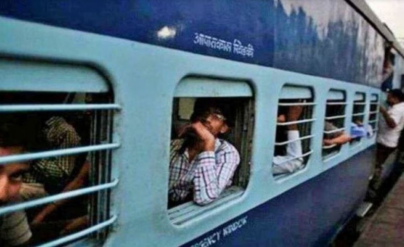 परिवार संग गुजरात से अयोध्या जा रहे शख्स ने ट्रेन में ही तोड़ा दम, 13 घंटे तक यात्रियों ने शव के साथ किया सफर