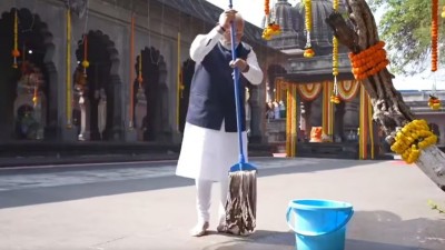 'खुद उठाई बाल्टी, मंदिर में लगाया पोछा'! श्री कालाराम मंदिर में दिखा PM मोदी का अनोखा अंदाज