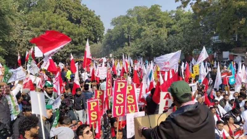 चुनावों से पहले INDIA दलों के छात्र संगठनों ने संभाली कमान ! दिल्ली में शिक्षा नीति के खिलाफ शुरू किया प्रदर्शन, निशाने पर सरकार