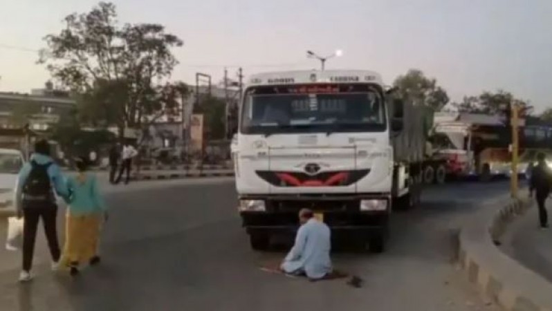 मुस्लिम शख्स ने बीच सड़क पर रोकी ट्रक और चादर बिछाकर पढ़ने लगा नमाज, वीडियो वायरल होते ही हुआ गिरफ्तार