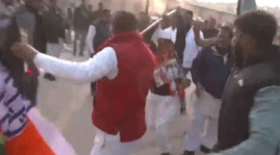 राम मंदिर के प्रवेश द्वार पर ही कांग्रेस का झंडा फहराने की कोशिश कर रहे थे कार्यकर्ता, लोगों ने किया विरोध