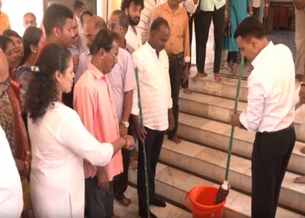 'स्वच्छता अभियान' में शामिल हुए गोवा CM प्रमोद सावंत, की मंदिर परिसरों की सफाई