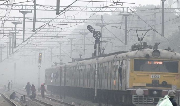 कोहरे में लिपटी राजधानी, हवाई सेवाएं प्रभावित, 22 ट्रेनें लेट