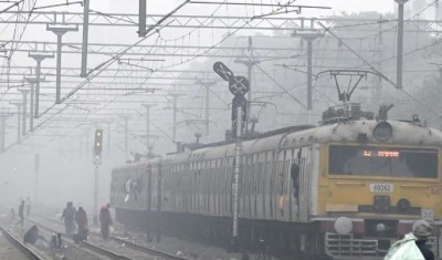 कोहरे में लिपटी राजधानी, हवाई सेवाएं प्रभावित, 22 ट्रेनें लेट