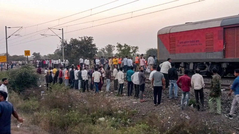 आग की अफवाह फैली और मच गई भगदड़..! जलगांव ट्रेन हादसे में 13 यात्रियों की दुखद मौत