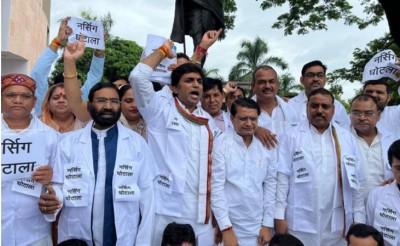 नर्सिंग घोटाले को लेकर मध्य प्रदेश विधानसभा में कांग्रेस का प्रदर्शन, सरकार पर उमंग सिंघार ने साधा निशाना