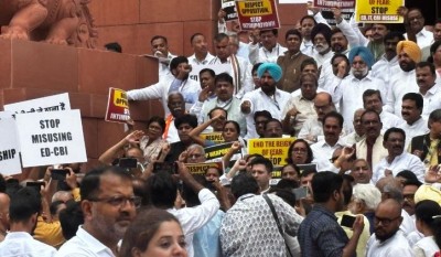 संसद के बाहर INDIA गठबंधन का विरोध प्रदर्शन, नेताओं पर ED-CBI की कार्रवाई का विरोध