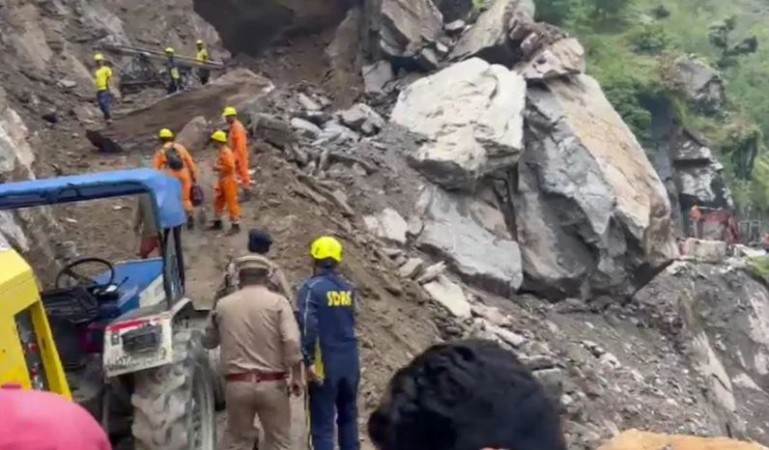 लगातार हो रहे भूस्खलन ने उत्तराखंड में बढ़ाया संकट, आज फिर टूटकर गिरा पहाड़