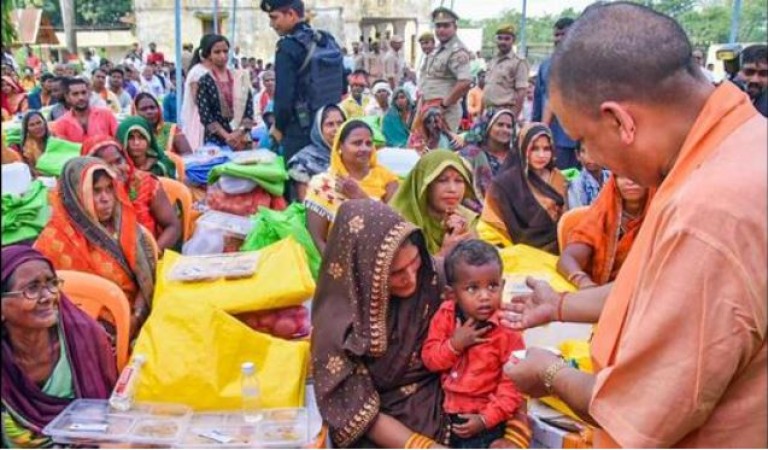 सीएम योगी ने किया बाढ़ प्रभावित इलाकों का निरिक्षण, पीड़ित लोगों को बांटी राहत सामग्री, प्रशासन अलर्ट पर