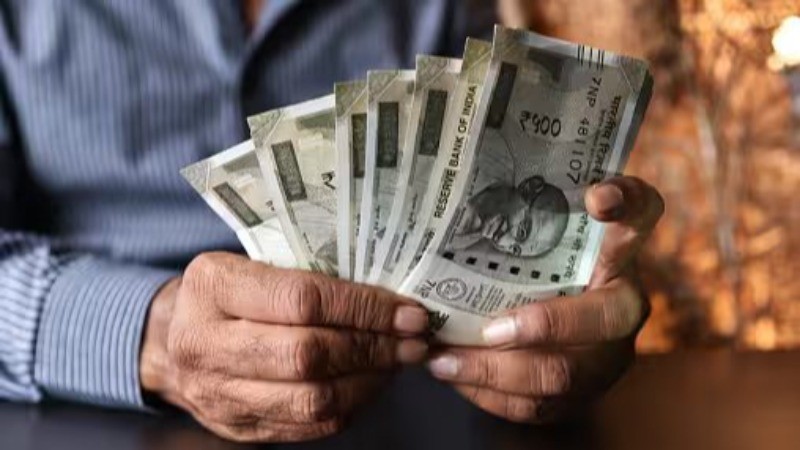 सरकारी कर्मचारियों और पेंशनरों को साल के अंत में मिलेगा बड़ा लाभ