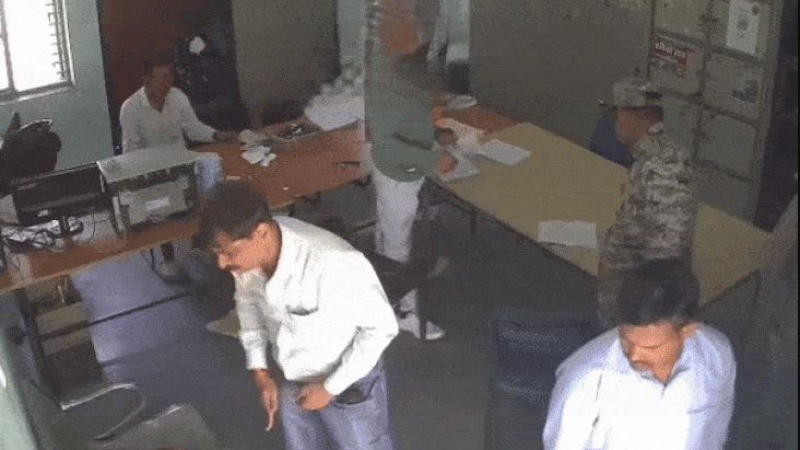 भिंड में कलेक्टर की गुंडा गर्दी का वीडियो हुआ वायरल, परीक्षा दे रहे छात्र को जड़ा थप्पड़