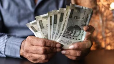 सरकारी कर्मचारियों और पेंशनरों को साल के अंत में मिलेगा बड़ा लाभ