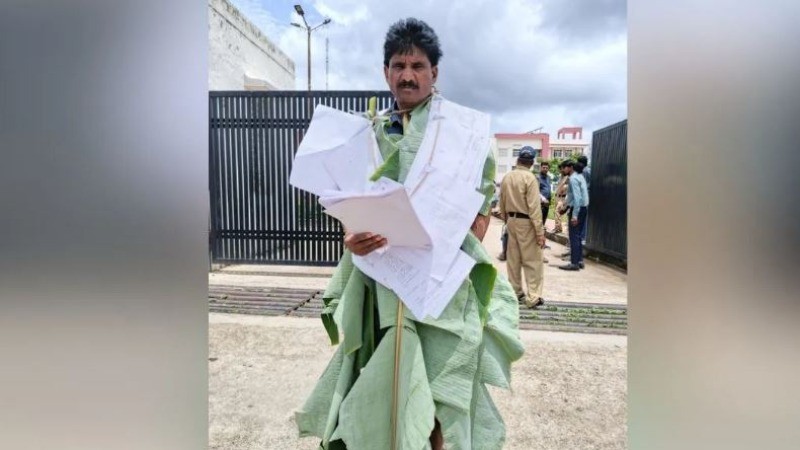 केले के पत्तों में लिपटकर शिकायत लेकर जनसुनवाई में पहुंचा शख्स