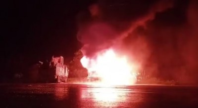ट्रक से टकराकर आग का गोला बन गई बस, 15 यात्री झुलसे