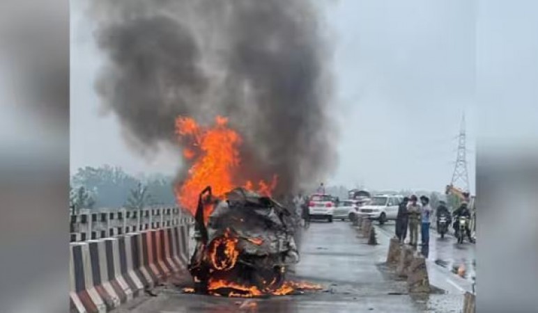 ट्रक की टक्कर के बाद आग का गोला बन गई कार, पति-पत्नी समेत चार जिंदा जले