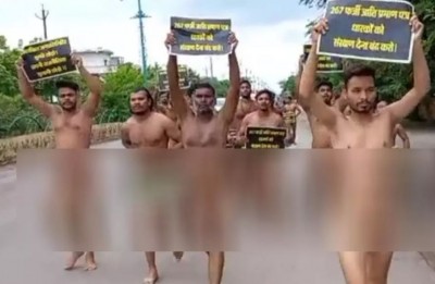 छत्तीसगढ़ में SC/ST युवाओं का नग्न प्रदर्शन, भूपेश बघेल सरकार से कर रहे ये मांग