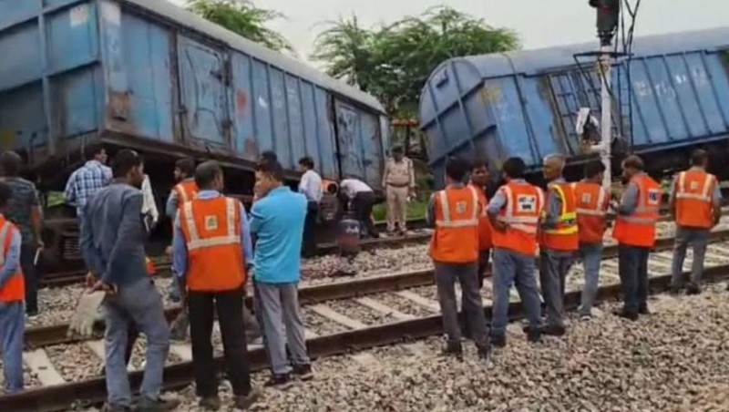 गोंडा के बाद अलवर में बेपटरी हुई मालगाड़ी, रद्द हुई कई ट्रेनें